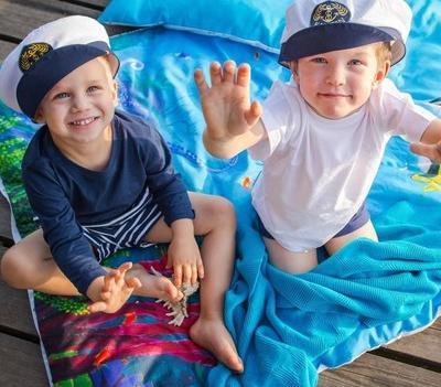 dzieci w czapkach marynarzy
